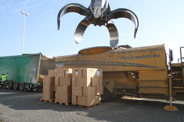 Mobile scanner to detect fraudulent products